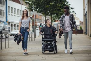 Jugendliche mit Rollstuhlfahrer